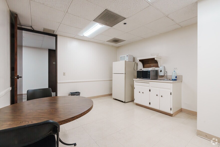 More Photos Of 200 New Stine Rd, Bakersfield Office For Lease