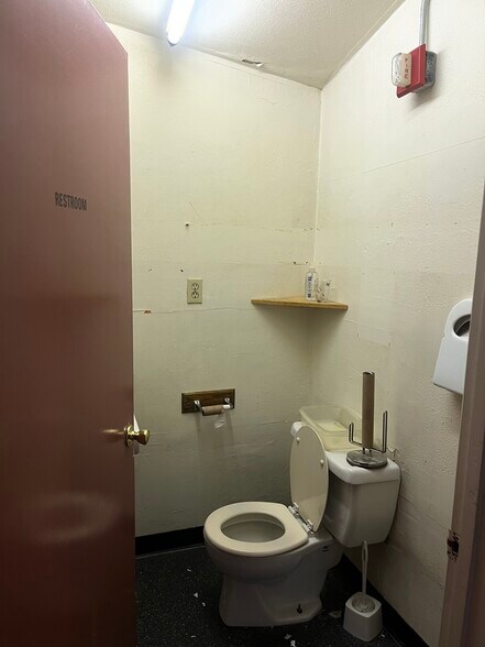 More Photos Of 5909 Camden St, Oakland Daycare Center For Sale