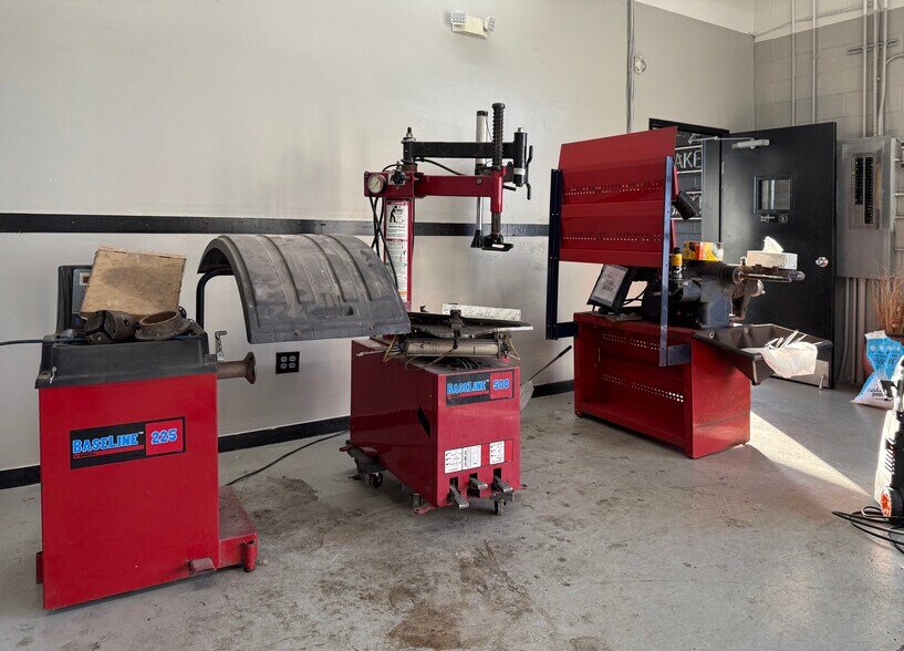 More Photos Of 1500 E Algonquin Rd, Algonquin Auto Repair For Lease