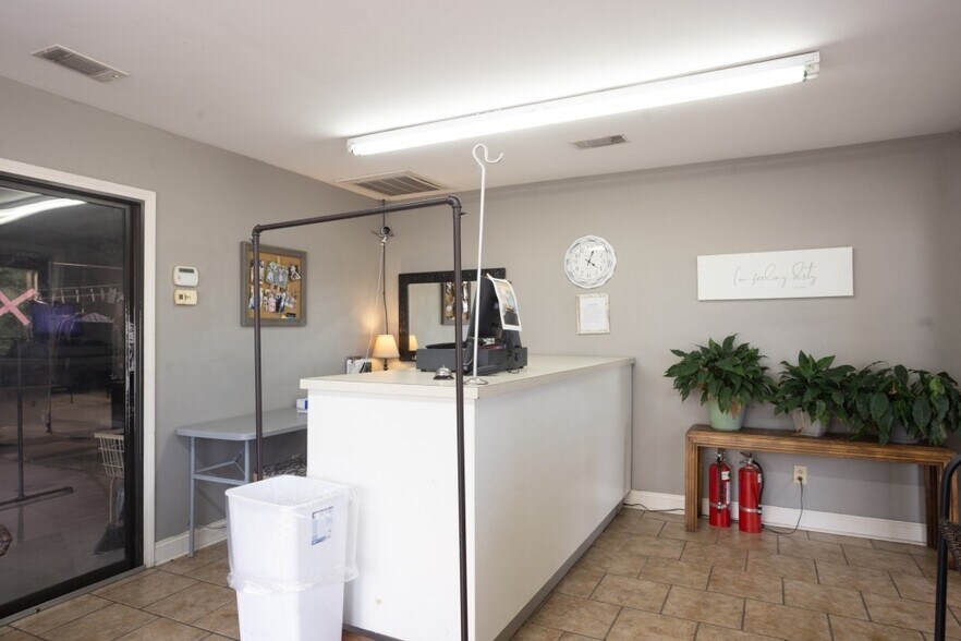 More Photos Of 244 N College St, Statesboro Flex For Sale