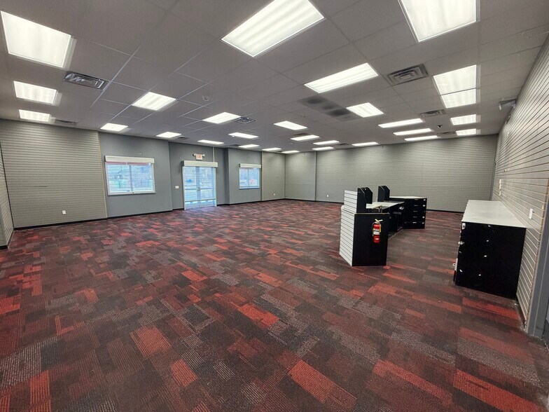 More Photos Of 1011 Highway 1 W, Iowa City General Retail For Lease
