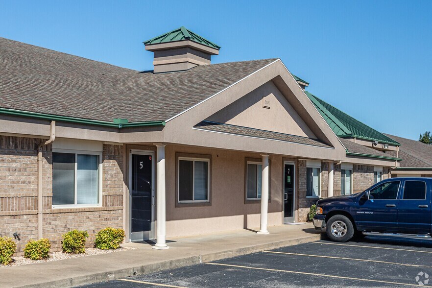 More Photos Of 2709 SE I St, Bentonville Unknown For Lease