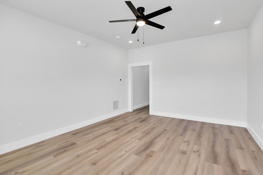 More Photos Of 14596 US Highway 75, Van Alstyne Flex For Lease