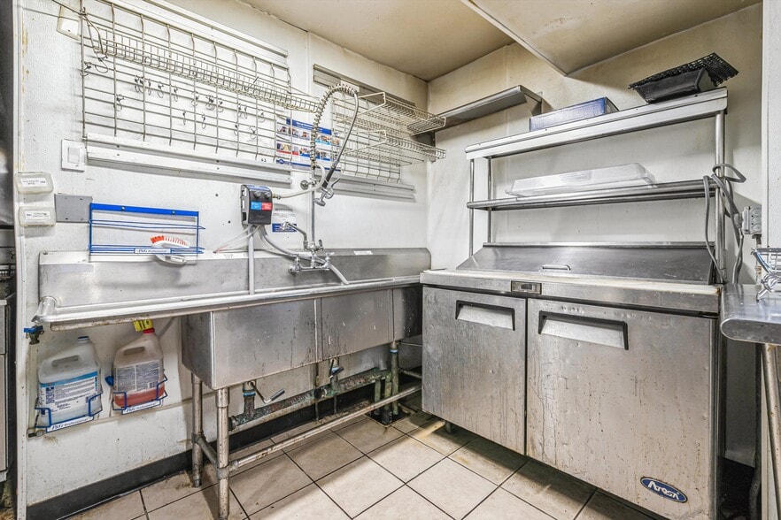 More Photos Of 20 County Road 39, Southampton Restaurant For Lease