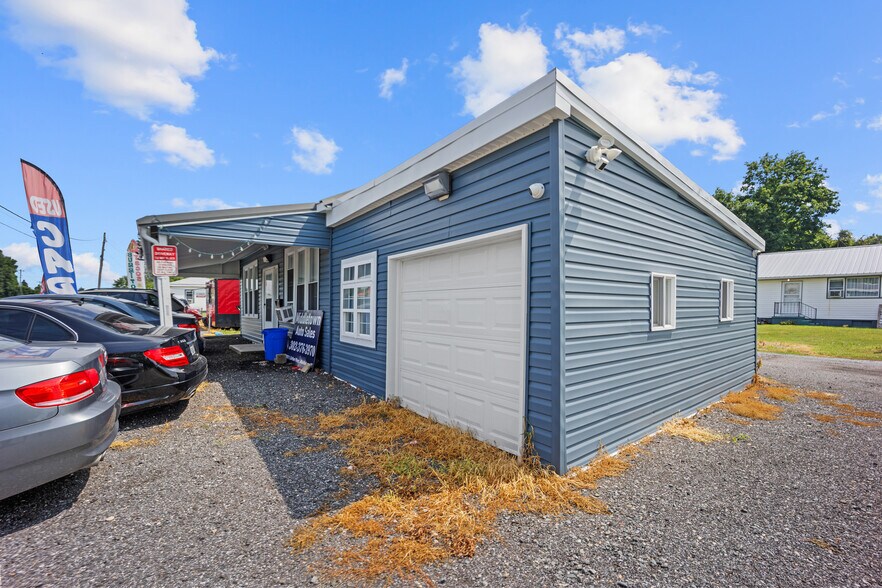 More Photos Of 2516-2518 N Dupont Pky, Middletown Freestanding For Sale