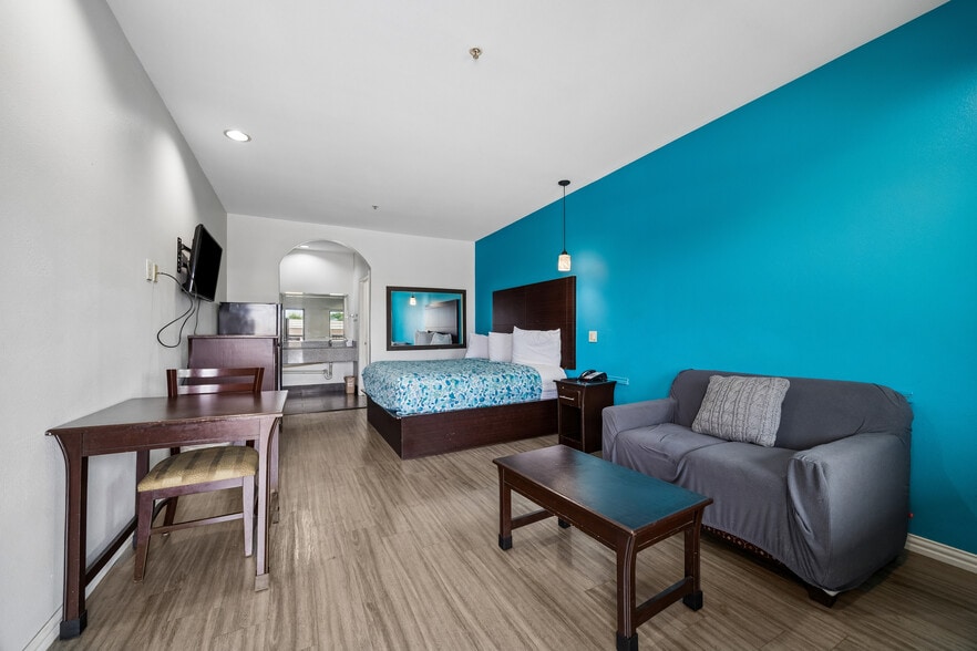 More Photos Of 14621 Highway 59 N, Humble Hotel For Sale