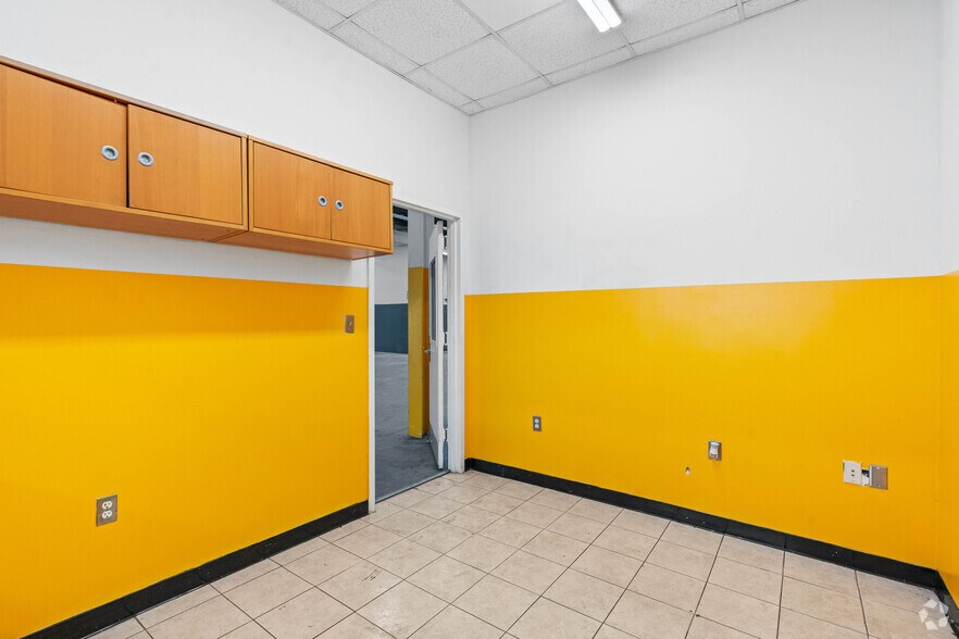 More Photos Of 14711-14713 Baltimore Ave, Laurel Light Manufacturing For Lease