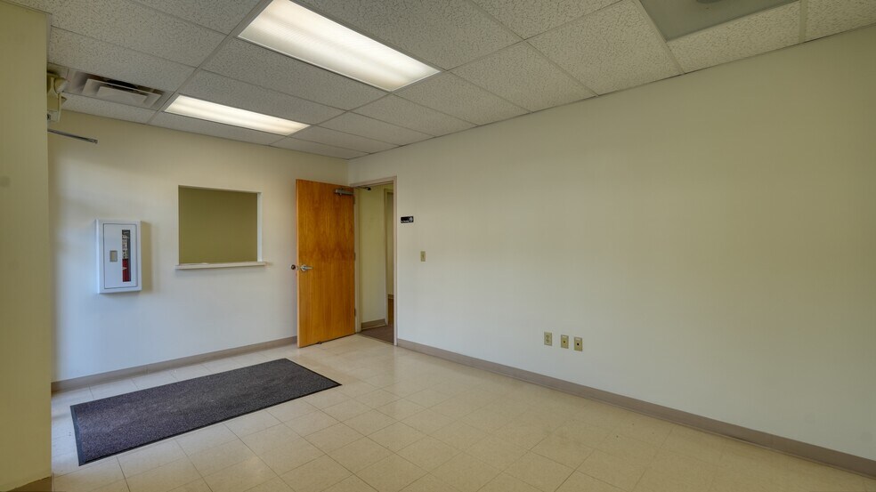 More Photos Of 2050 E Wheeling Ave, Cambridge Office For Lease