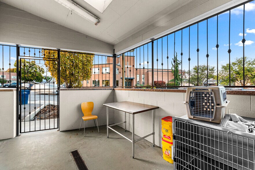 More Photos Of 10 N Chelan Ave, Wenatchee Veterinarian Kennel For Lease