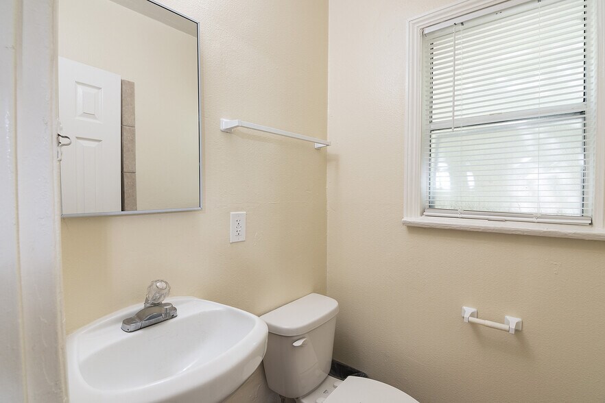 More Photos Of 1930 S Oxford Ave, Los Angeles Apartments For Sale