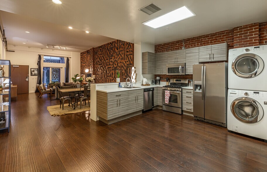 More Photos Of 735 S Broadway, Los Angeles Storefront For Sale