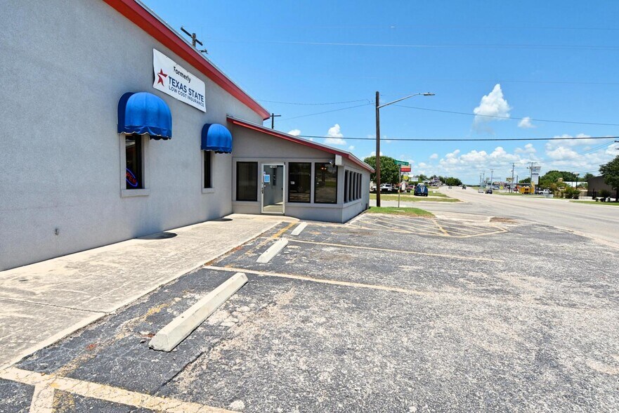 More Photos Of 708 S Interstate 35 Business Loop, New Braunfels Office For Lease