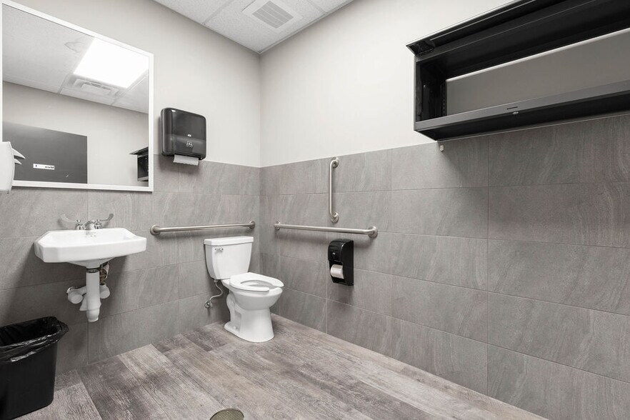 More Photos Of 3051 Delta Marine Dr, Reynoldsburg Flex For Sale