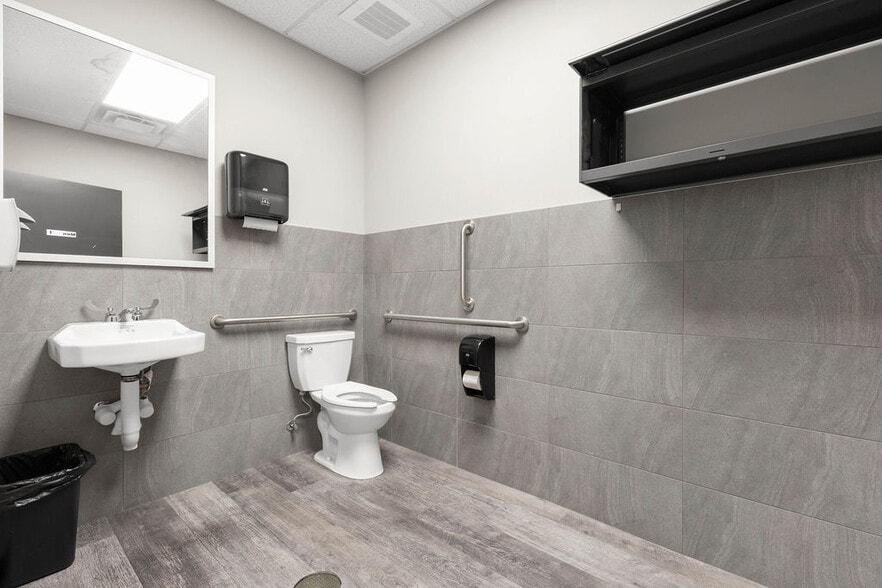 More Photos Of 3051 Delta Marine Dr, Reynoldsburg Light Manufacturing For Sale