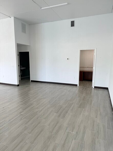 More Photos Of 448 E Venice Ave, Venice Freestanding For Lease