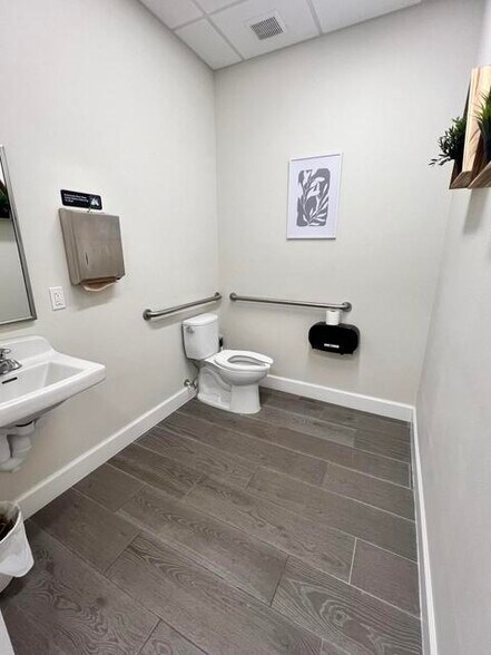 More Photos Of 3165 Suntree Blvd, Rockledge Office For Lease