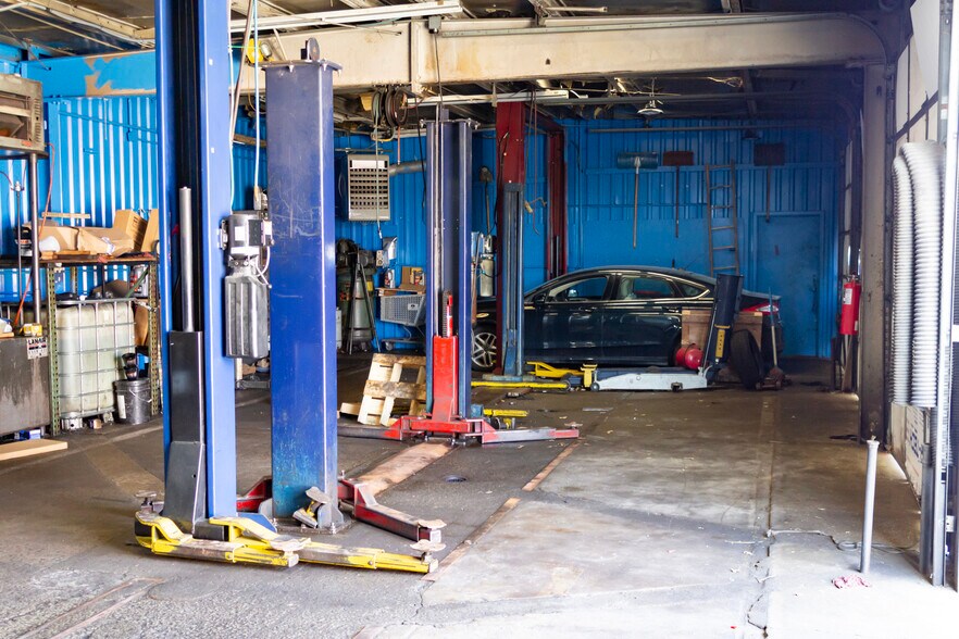 More Photos Of 6320 Nieman Rd, Shawnee Auto Repair For Sale