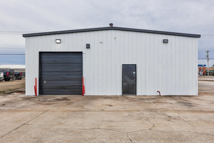 More Photos Of 1809 S Eastern Ave, Moore Auto Repair For Sale