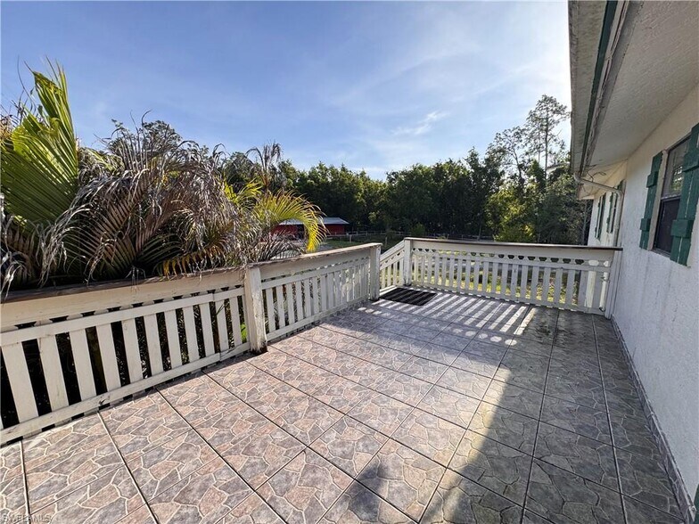 More Photos Of 1825 Washburn Ave, Naples Showroom For Lease