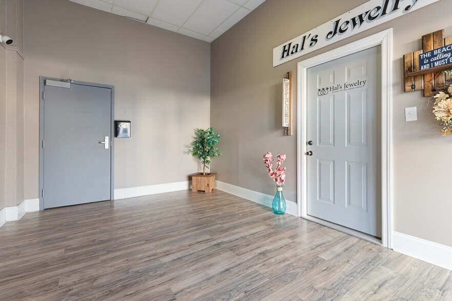 More Photos Of 114 N Church St, Waverly Loft Creative Space For Lease