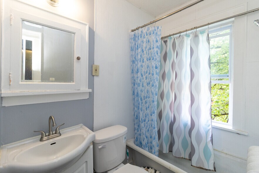 More Photos Of 1321 Payne Ave, Saint Paul Storefront Retail Residential For Sale