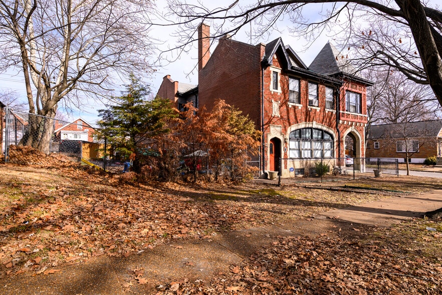 More Photos Of 5001 Pernod Ave, Saint Louis Flex For Sale