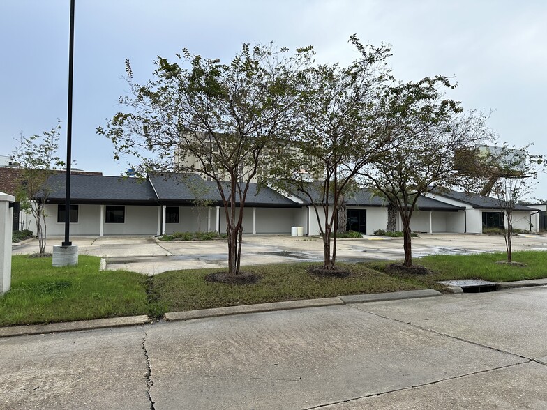 Primary Photo Of 2726 Continental Dr, Baton Rouge Medical For Sale