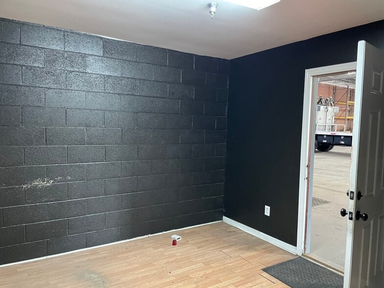 More Photos Of 1104 Southerland St, Graham Warehouse For Lease