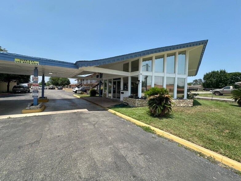 Primary Photo Of 3307 US Highway 90A E, Gonzales Hotel For Sale