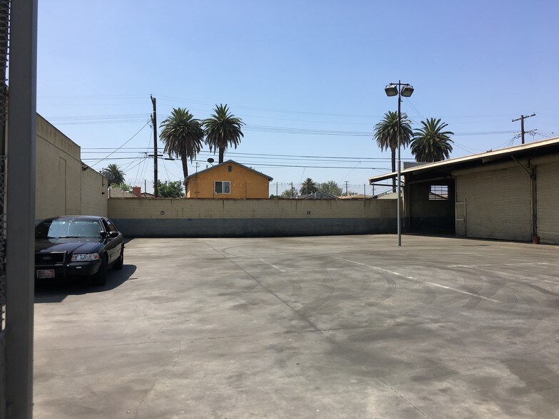 More Photos Of 818-828 E Manchester Ave, Los Angeles Warehouse For Sale