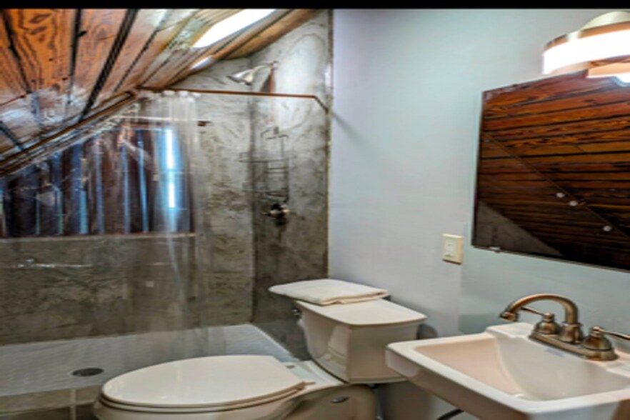 More Photos Of 828 E 15th St, Brownsville Office For Sale