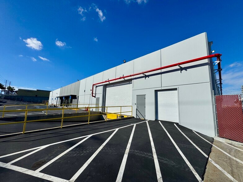 More Photos Of 1917-1921 E Mariposa Ave, El Segundo Warehouse For Lease