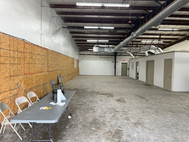 More Photos Of 2970 Suffolk Dr, Fort Worth Warehouse For Lease