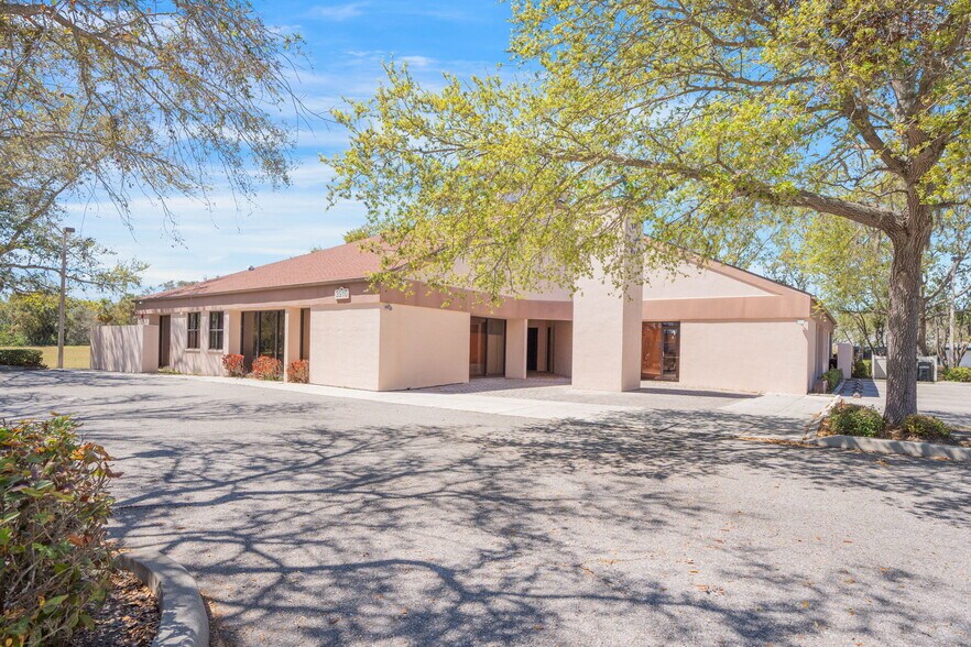 More Photos Of 3910 Golf Park Loop, Bradenton Office For Sale