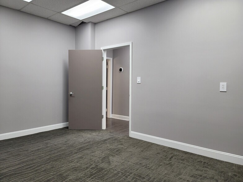 More Photos Of 15000 Madison Ave, Lakewood Office Residential For Lease