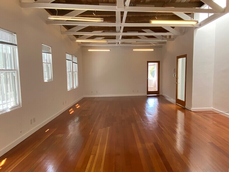 More Photos Of 210-226 Main St, Venice Storefront Retail Office For Lease