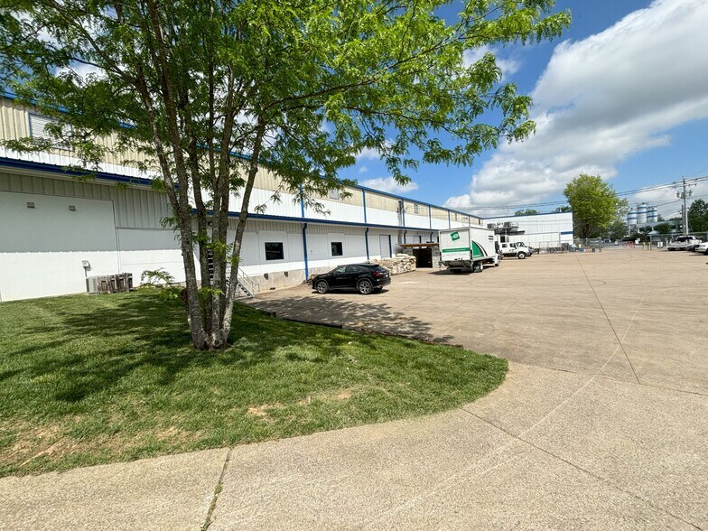 More Photos Of 104 Southeast Pky, Franklin Warehouse For Lease