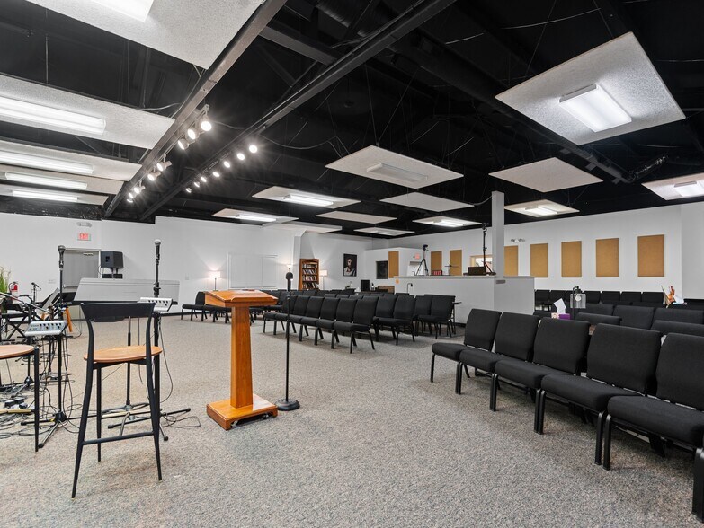 More Photos Of 3211 N Garfield, Traverse City Freestanding For Sale