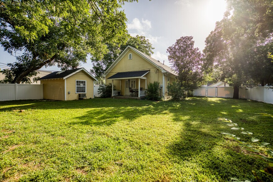 More Photos Of 1600 S Day St, Brenham Medical For Sale