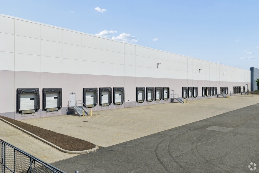 More Photos Of 25 Colony Rd, Jersey City Warehouse For Lease