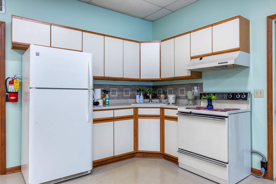 More Photos Of 71 Marco Ln, Washington Township Medical For Sale