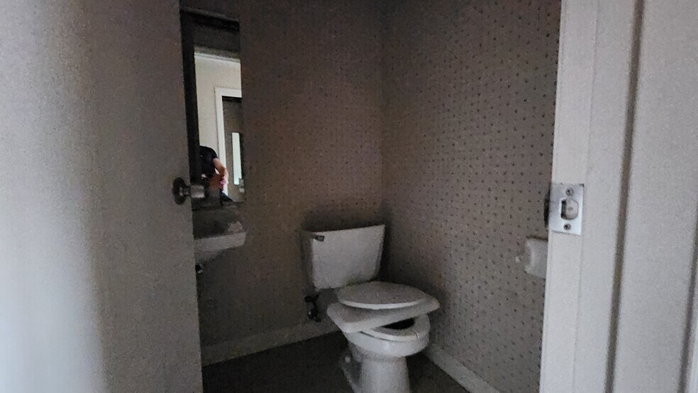 More Photos Of 1108 Commercial Way, Spring Hill Freestanding For Lease