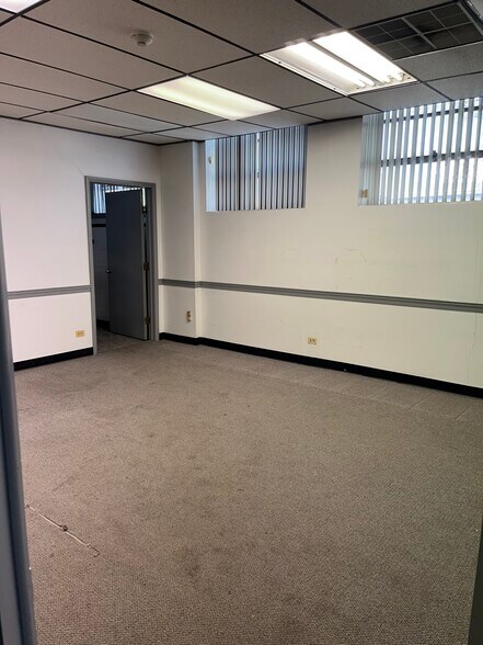 More Photos Of 5707 N Northwest Hwy, Chicago Manufacturing For Lease