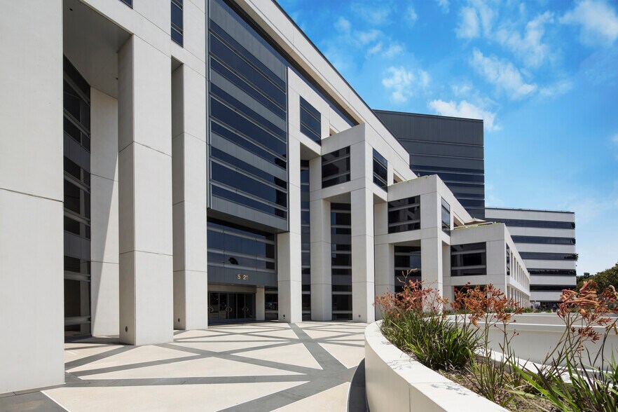 More Photos Of 15821 Ventura Blvd, Encino Office For Lease