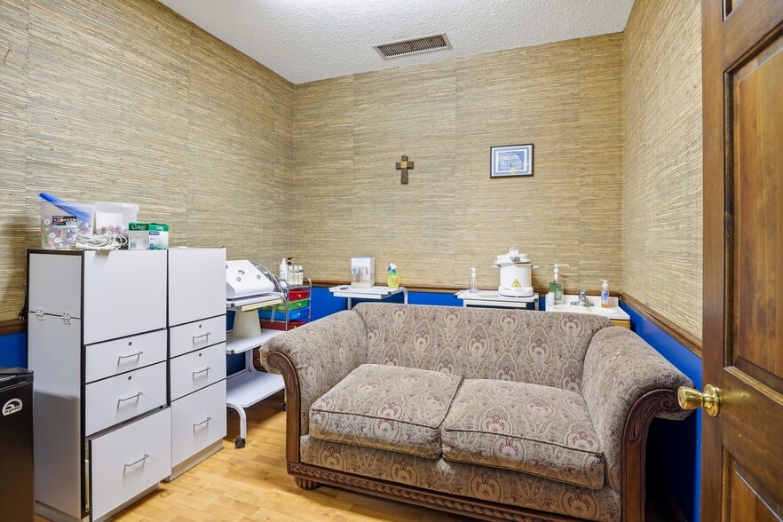 More Photos Of 5808 Monroe Rd, Charlotte Office For Sale
