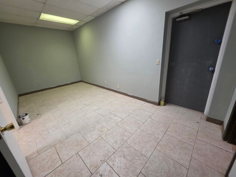 More Photos Of 110 N Range Line Rd, Joplin General Retail For Lease