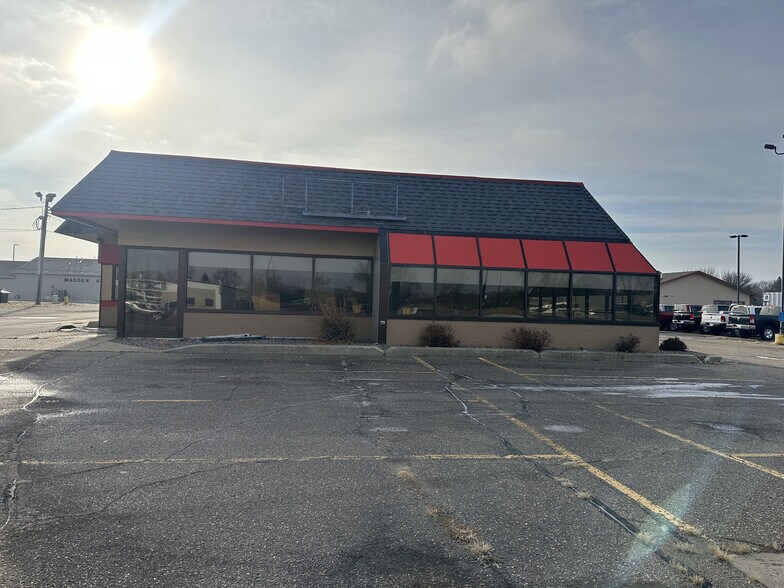 More Photos Of 1402 E College Dr, Marshall Fast Food For Lease