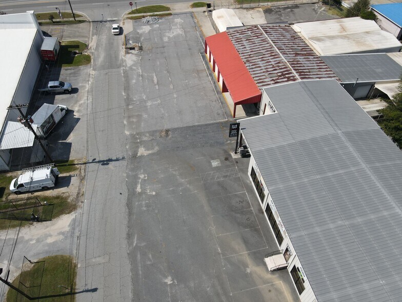 More Photos Of 433 S Main St, Swainsboro Showroom For Sale