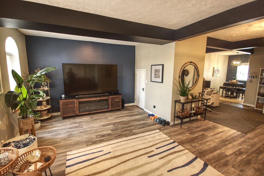 More Photos Of 114 E 5th St, Wahoo Bar For Sale