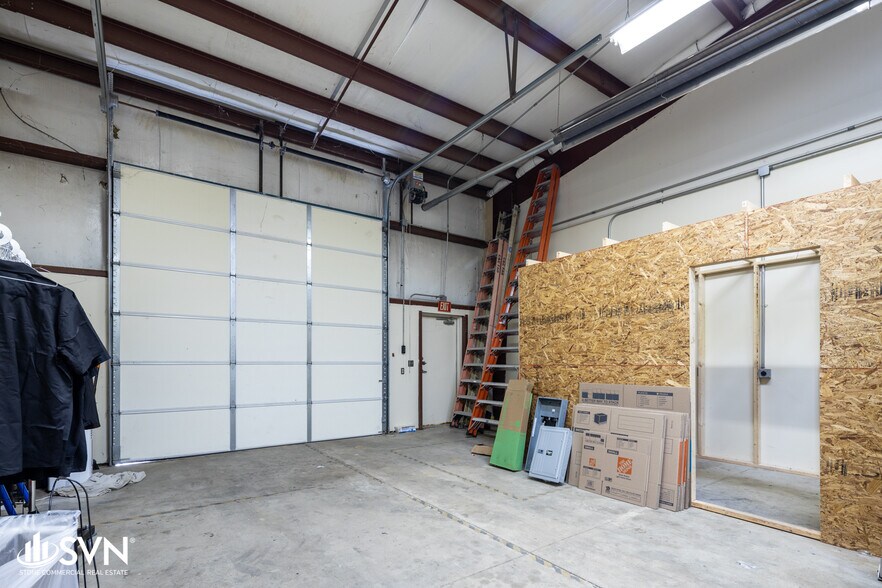 More Photos Of 1050 Enterprise Dr, Lexington Warehouse For Lease